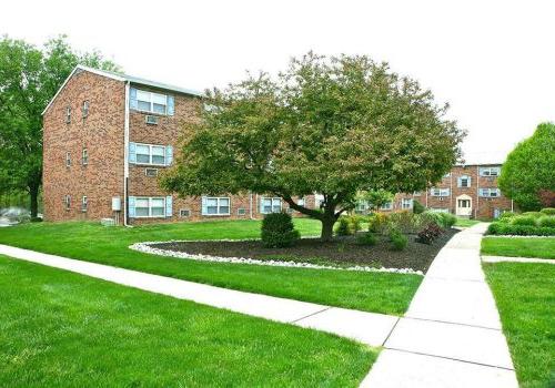 Walkway to residential buildings at 沃灵顿口岸 apartments for rent in Warrington, PA